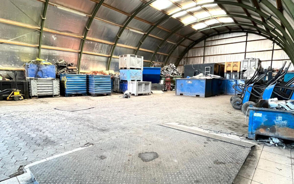 Halle mit Schrott Container